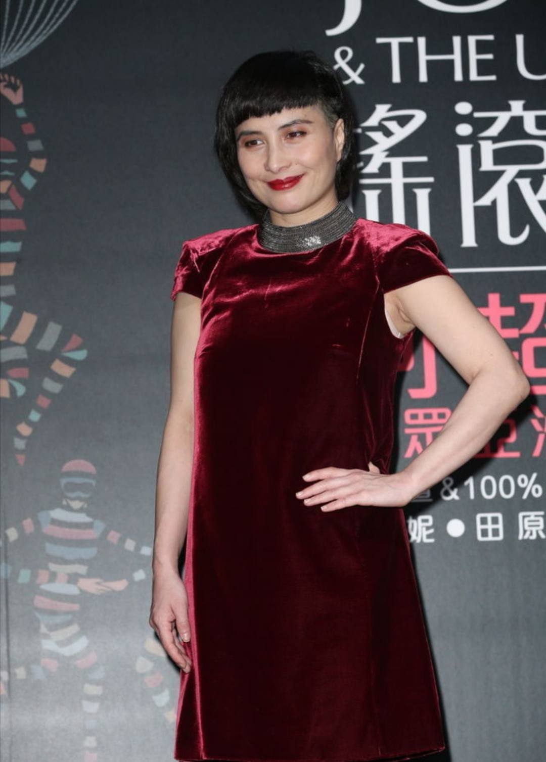 闲鱼有话说|何超仪明明是豪门千金，穿衣打扮却像叛逆女孩，浓妆配粉发够前卫
