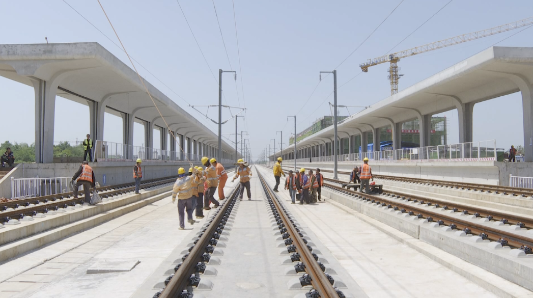 宿松快报 高铁加班加点赶进度五一假期不“打烊”