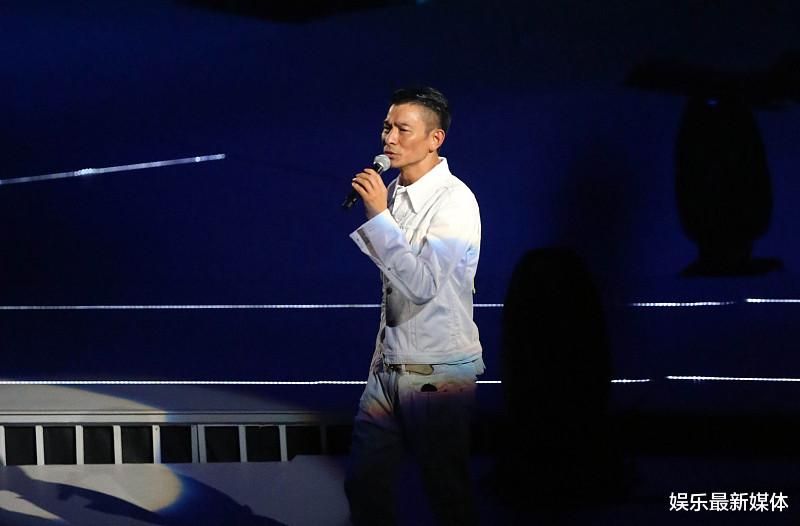 刘德华|刘德华演唱新歌《奉陪到底》，迅速火遍全网，引发热议