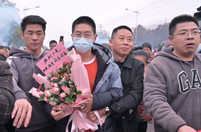 |孙卓“桃花运”来了？多名女同学送零食，还说到深圳别忘了我们