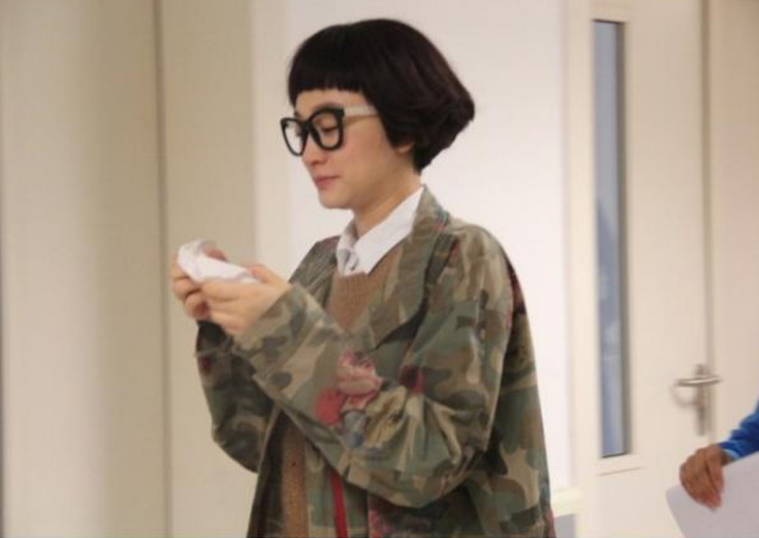 运动|李小冉这发型是来搞笑的么？搭配一副黑框眼镜，大美人变成小憨包