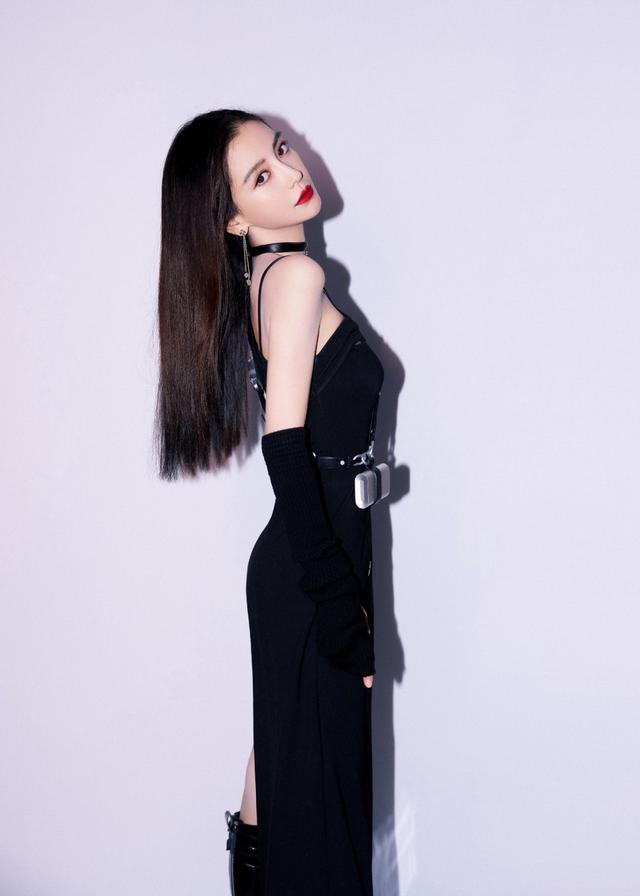 旗袍公馆|杨颖和00后杠上了,穿吊带裙扮女团又甜又辣,但平板身材有点吃亏