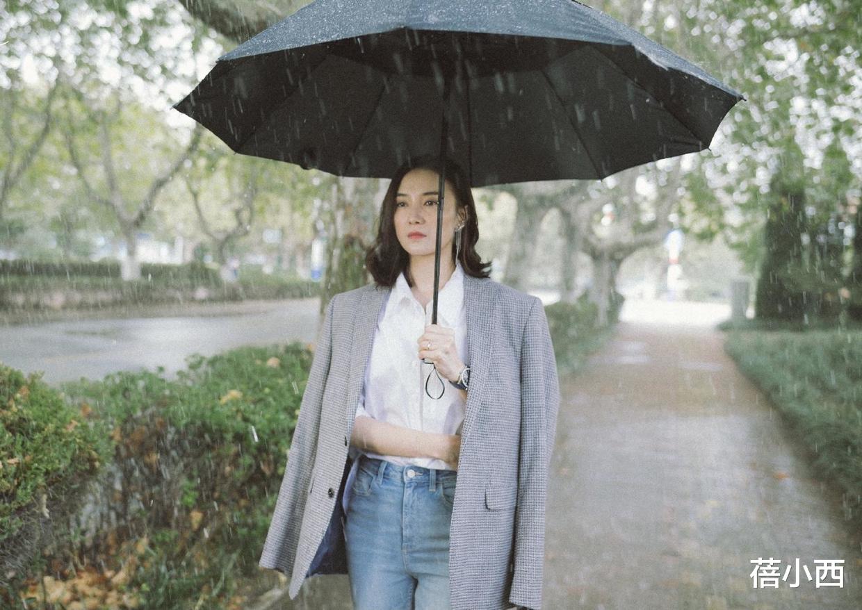 蓓小西|宋佳的原装五官真适合素颜，在国外度假穿印花连衣裙，超有国际范