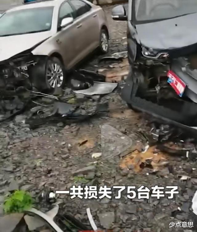少点意思 安顺：女司机连撞路边5辆车，老板面带愁容，“已打电话给老公”