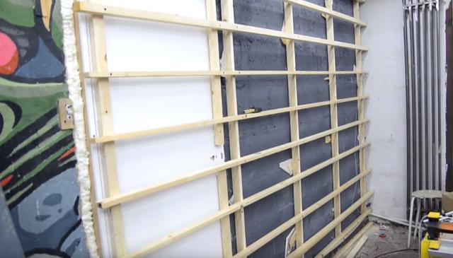 国外一达人把石膏板裁成六角砖装饰墙面，还会闪闪发光，太炫酷了