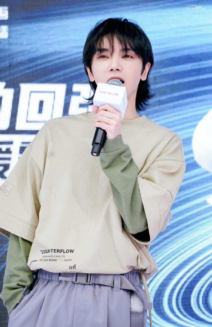 华晨宇|华晨宇又翻车了，把相对论说成是牛顿的，这些娱乐圈文盲令人堪忧