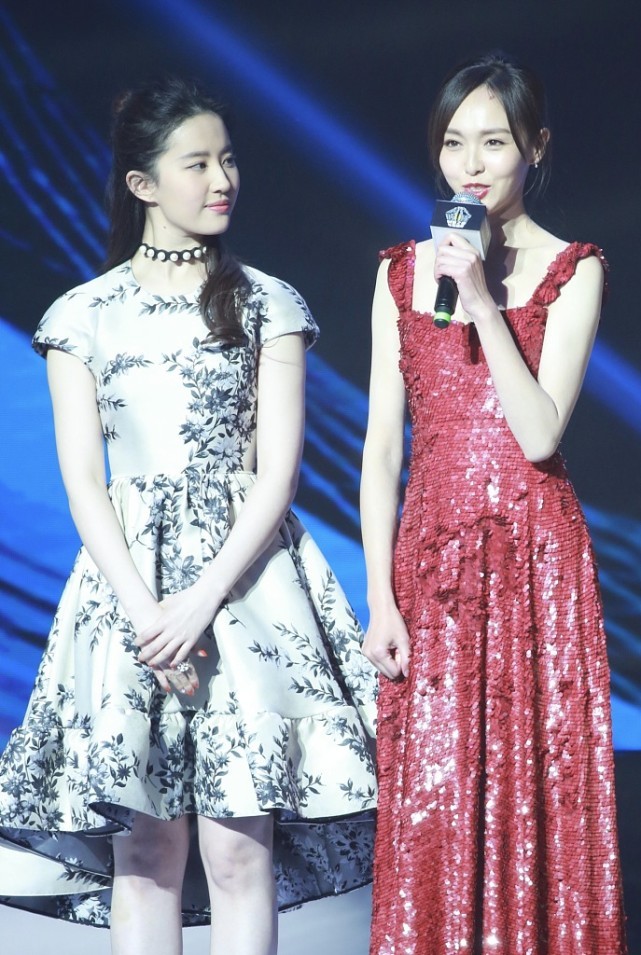 唐嫣|唐嫣和刘亦菲同框好养眼，一个穿得亮眼，一个穿得古典，太美了