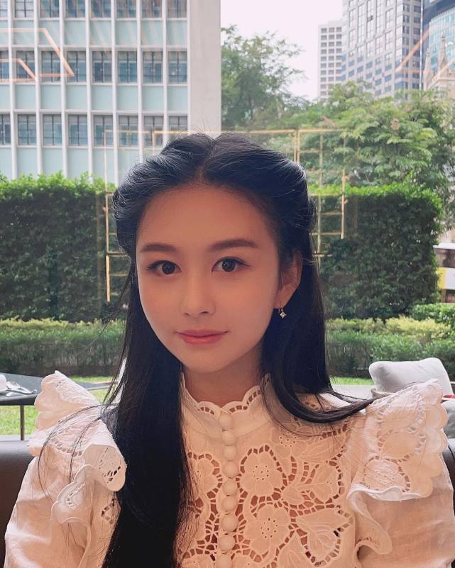 沈月|沈月完美还原妈咪邱淑贞最美外貌，性感粉红少女裙引网民尖叫