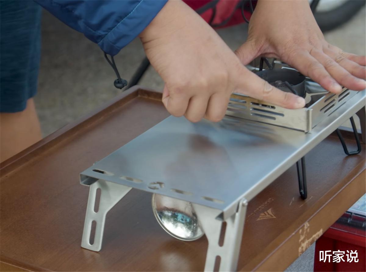 香港29岁“斜杠青年”，有家不回却住进3㎡的面包车上，转眼已2年