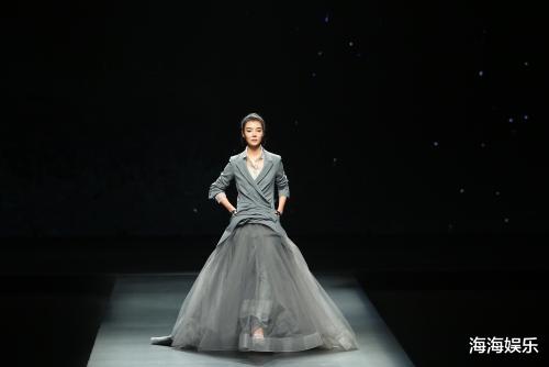 车晓|车晓太瘦身材像纸片，穿西装撑不起来，双手插兜气场不输超模