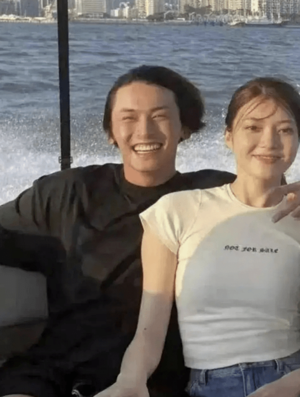 张哲瀚|张哲瀚与美女亲密合影流出！贴身搂肩一脸笑容，女方将手放其大腿