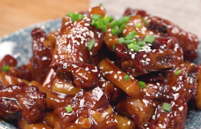 Ada妈妈|居家分享排骨炒年糕的好吃做法，酱香浓郁又美味，孩子特别爱吃