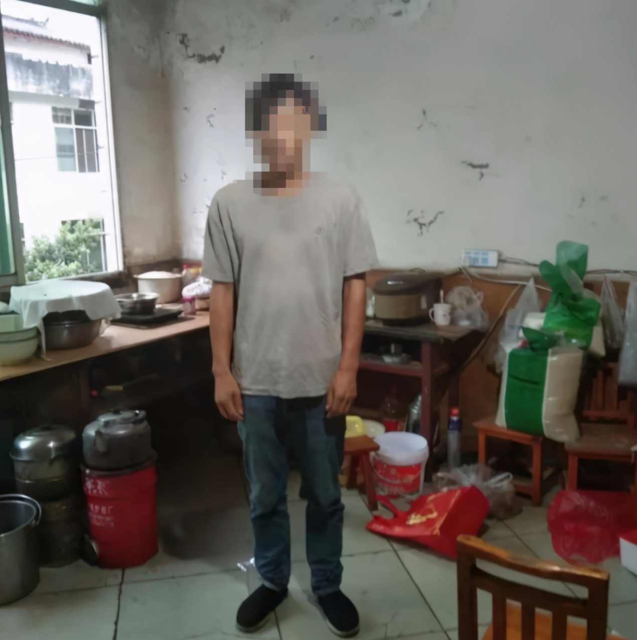 哲学筱筱|带孩子买衣服，农民工被耐克店员歧视：你高人一等的样子，真丑