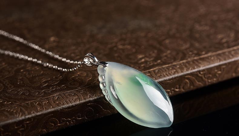|翡翠福瓜的寓意很多，是一种百搭的饰品，男女老少都能佩戴
