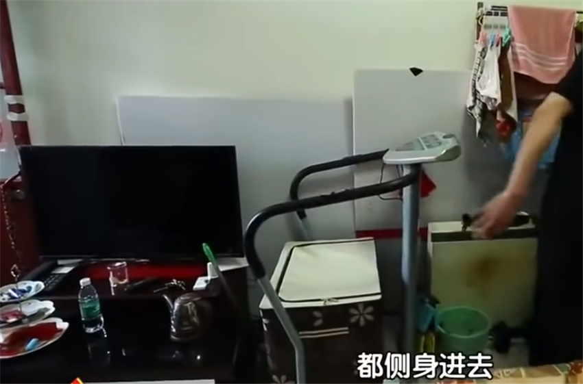 |单亲妈妈带儿女蜗居21㎡简易房，每晚睡邻居厨房？真相让人心酸