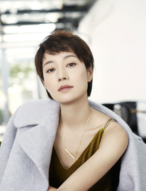 女孩 气场女神马伊琍的穿搭术，秋冬大衣穿出精致感，短发也这么好看