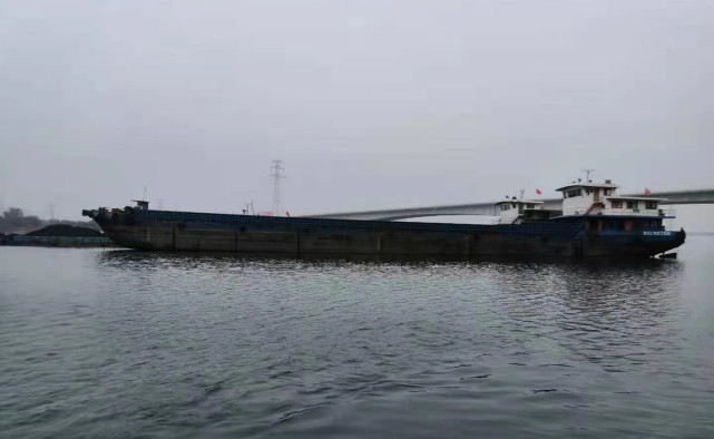 |没撞也要赔!26岁男子夜钓“浮尸惊魂”跳江:家属索赔92万元!