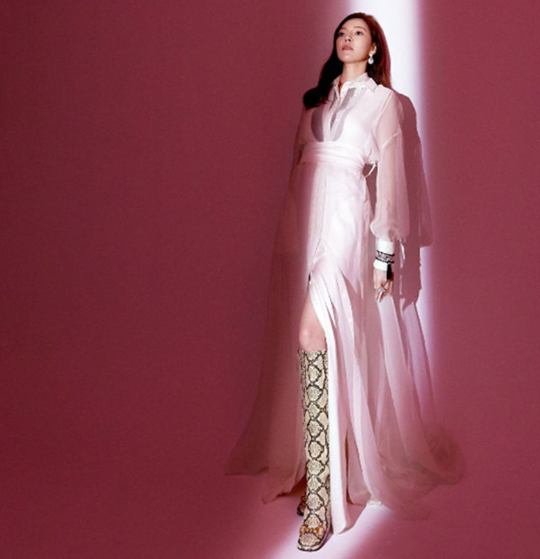 猫姐穿搭经|富士康老板娘真懂浪漫，穿减龄裙和71岁老公庆结婚13周年，甜到齁