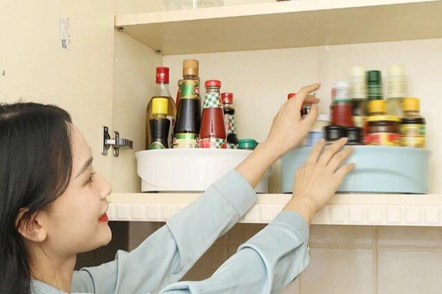 |以前不懂，瓶瓶罐罐堆灶台！其实厨房早该这样弄，干干净净又精致