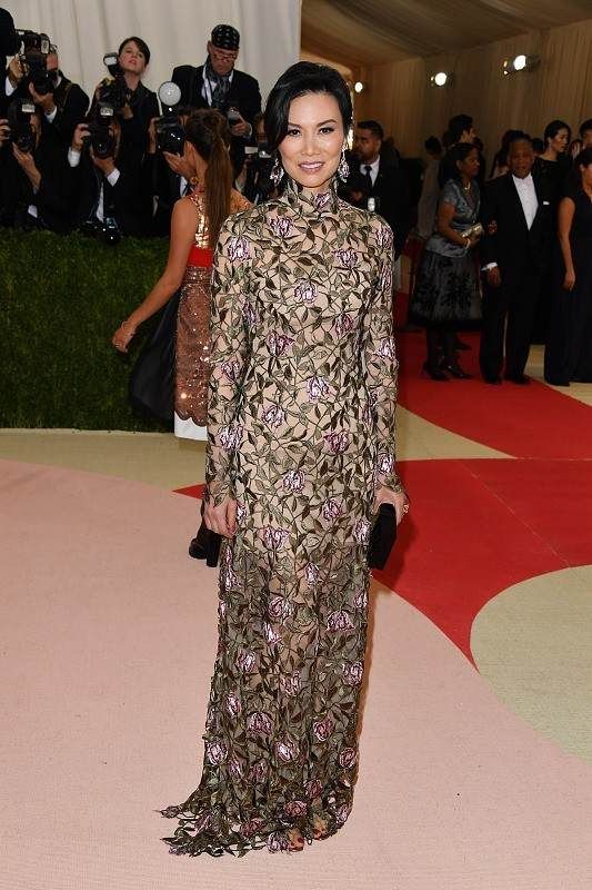 闲鱼有话说 邓文迪不愧是国际名媛，穿成“花蝴蝶”也挺高级，站哪儿都是焦点