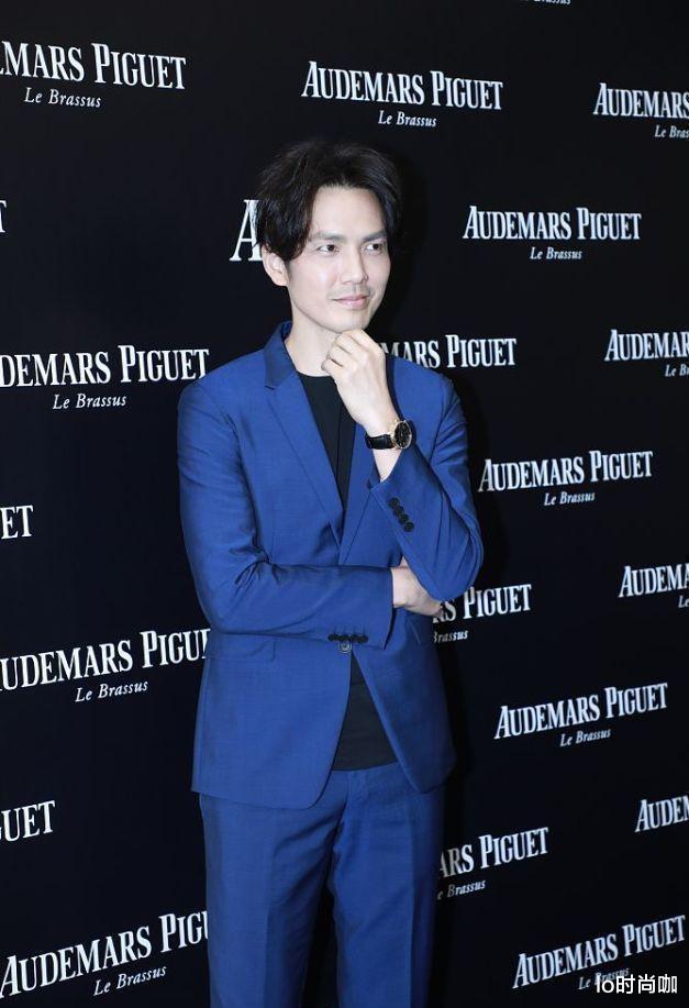 lo时尚咖|钟汉良“胡茬造型”还挺有型，蓝色西服沉稳大气，硬朗帅气