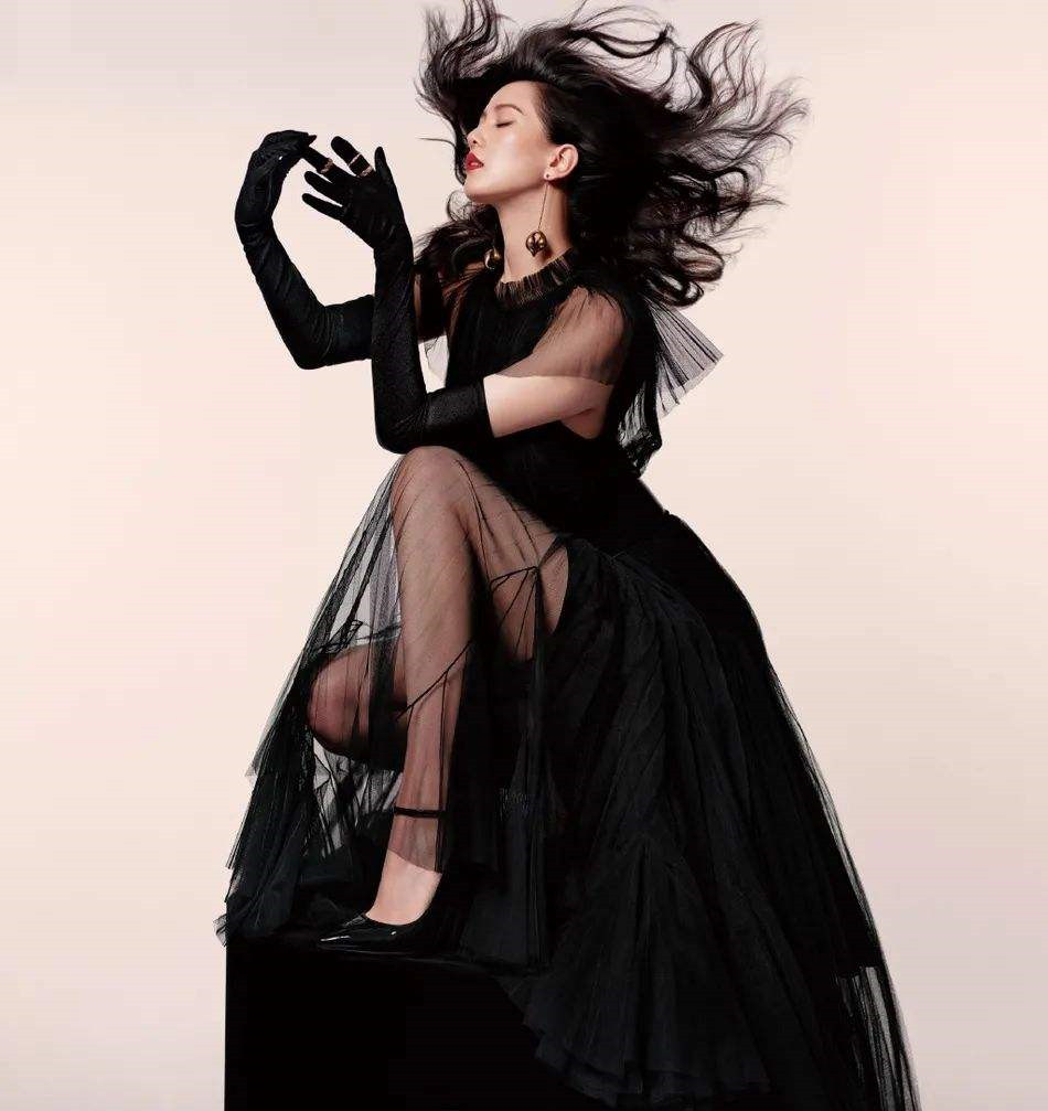 卓伟|刘诗诗穿“黑丝”，看她将腿抬起那刻，网友：这腿型真是让人羡慕