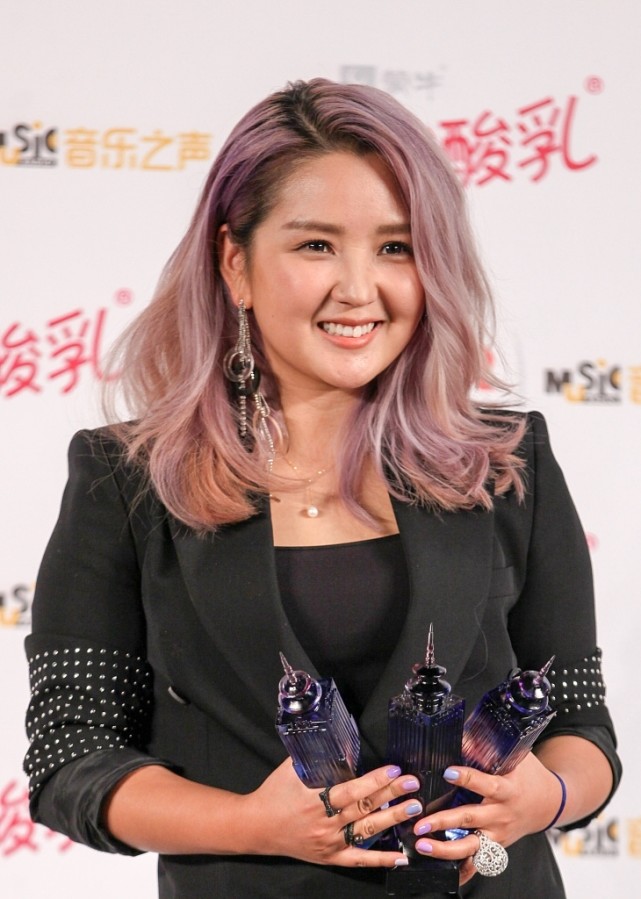 BiuVogue|何洁胖的挺美的，穿衣打扮高级还显瘦，就是腿看着不太精致