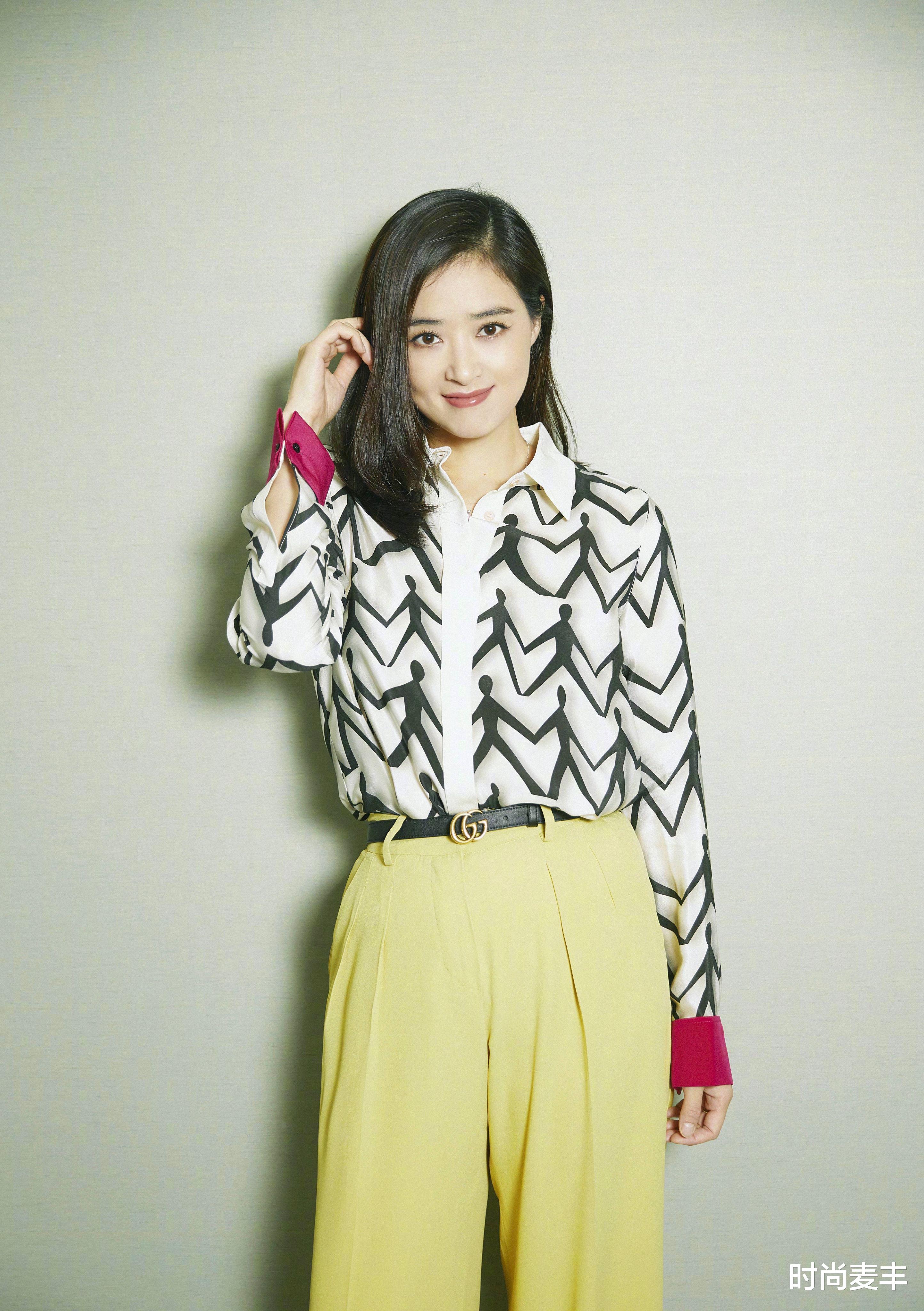 时尚麦丰|蒋欣的黑长直造型看起来瘦20斤，高开衩黑白拼接长裙，身材苗条