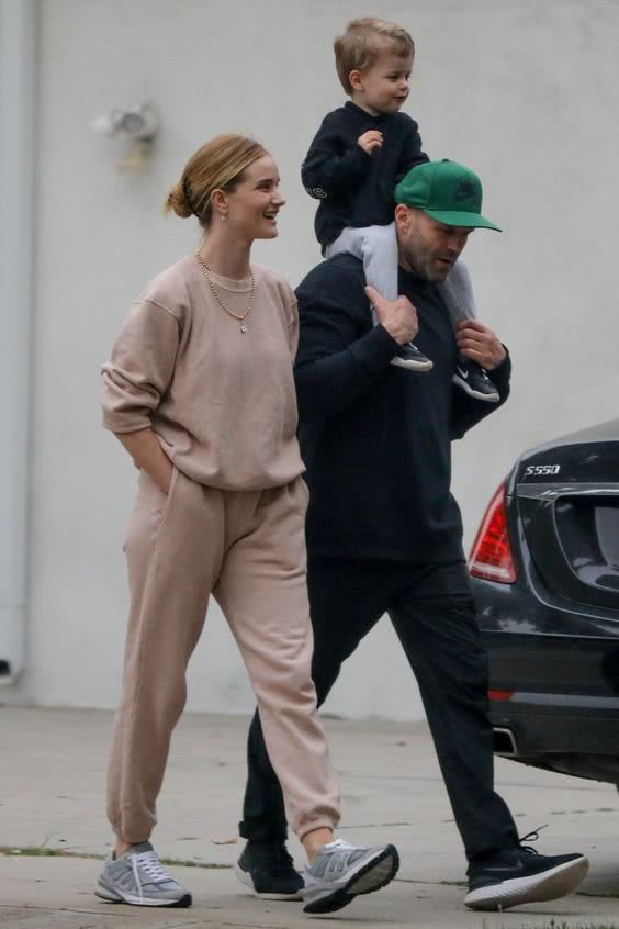 超模|恭喜！54岁杰森·斯坦森再当爹，超模未婚妻怀二胎身材依旧超靓