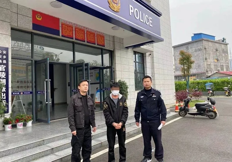 洁希亚国际洗衣 男子狂抢家长微信群生活费还网贷，抢完退群跑路、拉黑班主任