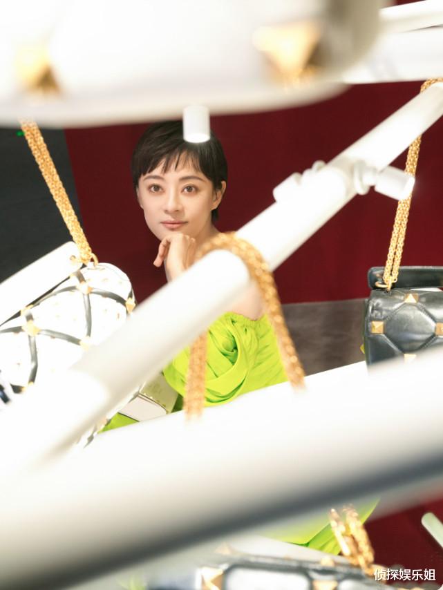 孙俪|孙俪罕穿绿色抹胸裙亮相，留利落短发优雅大方，生图被赞很瘦很美