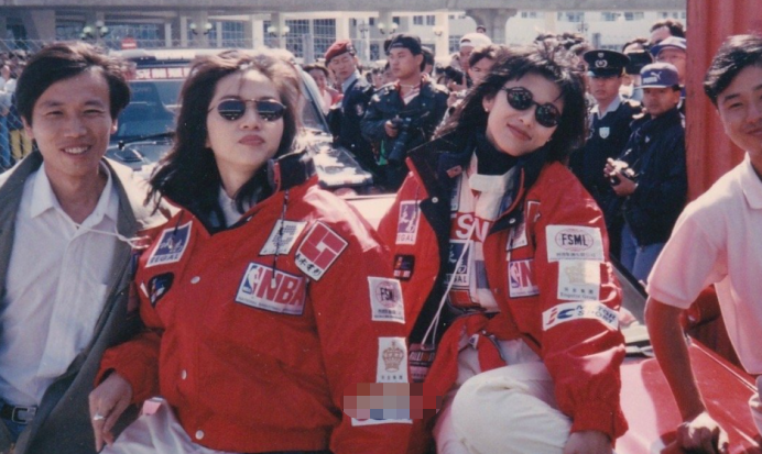 成龙|成龙28年前旧照曝光！搂肩美女姿势亲密，现场香车美女众星云集
