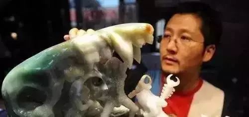 玉雕|1200块翡翠被粗切,老板大哭一场,看看玉雕大师如何化腐朽为神奇