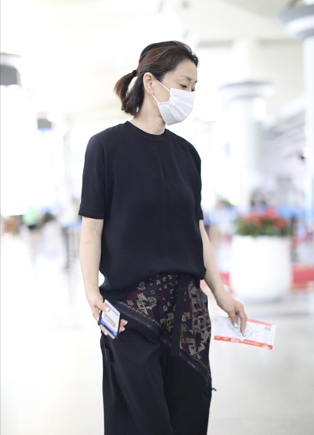 Lady变美日记|奔6的毛阿敏“放飞自我”，戴口罩素颜出门，诠释慵懒与随性