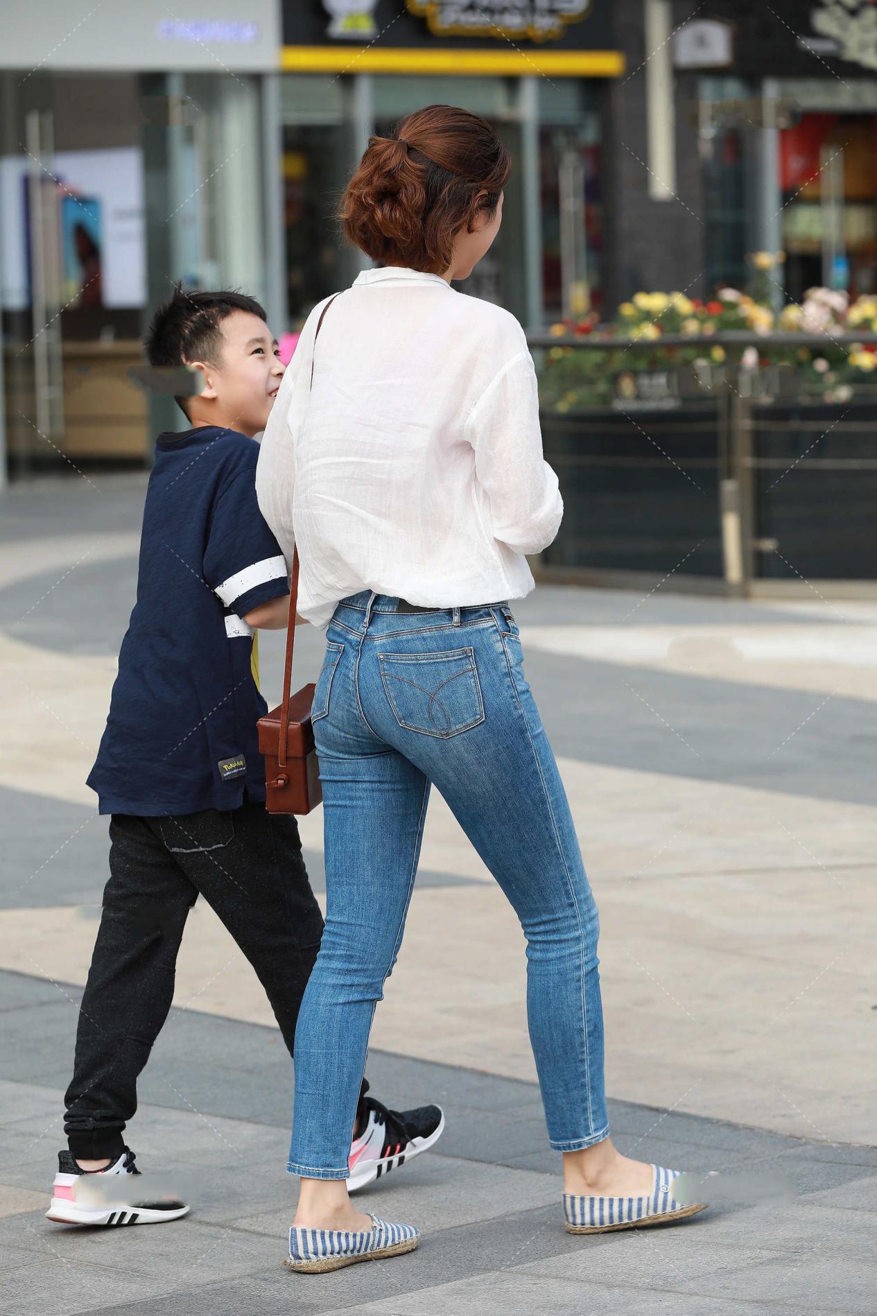 穿衣搭配|白衬衫与牛仔裤的穿搭，职场达人穿搭，简单大气，时尚自然