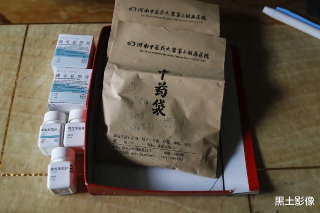 黑土影像 河南一六旬老人把妻子宠得像个孩子 如今守护病床边寸步不敢离开