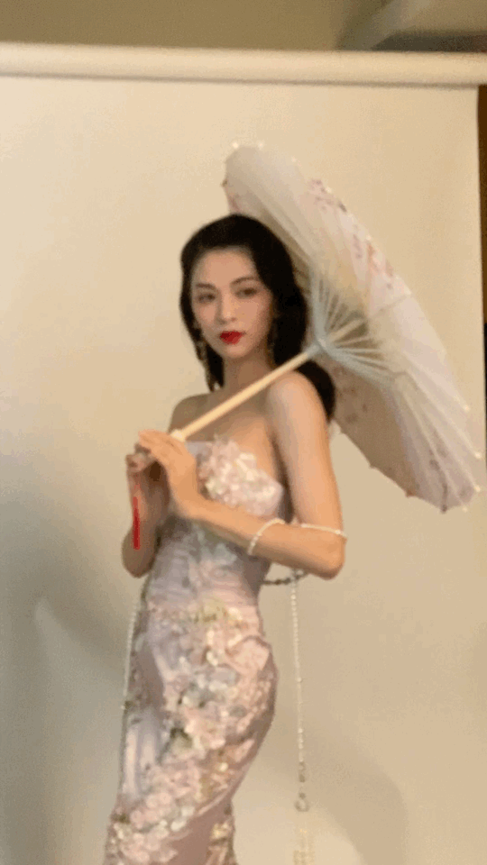 巴黎时装周|ELLE时尚“东方”主题太成功！关晓彤变身华丽公主，却输给霸主钟楚曦