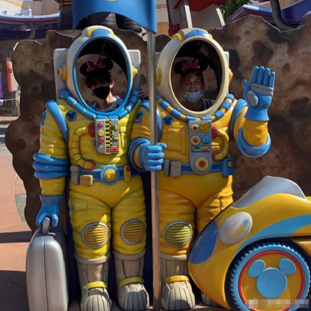 张慕童|张智霖15岁儿子晒照，与金发美女同游迪士尼，贴身合影引热议