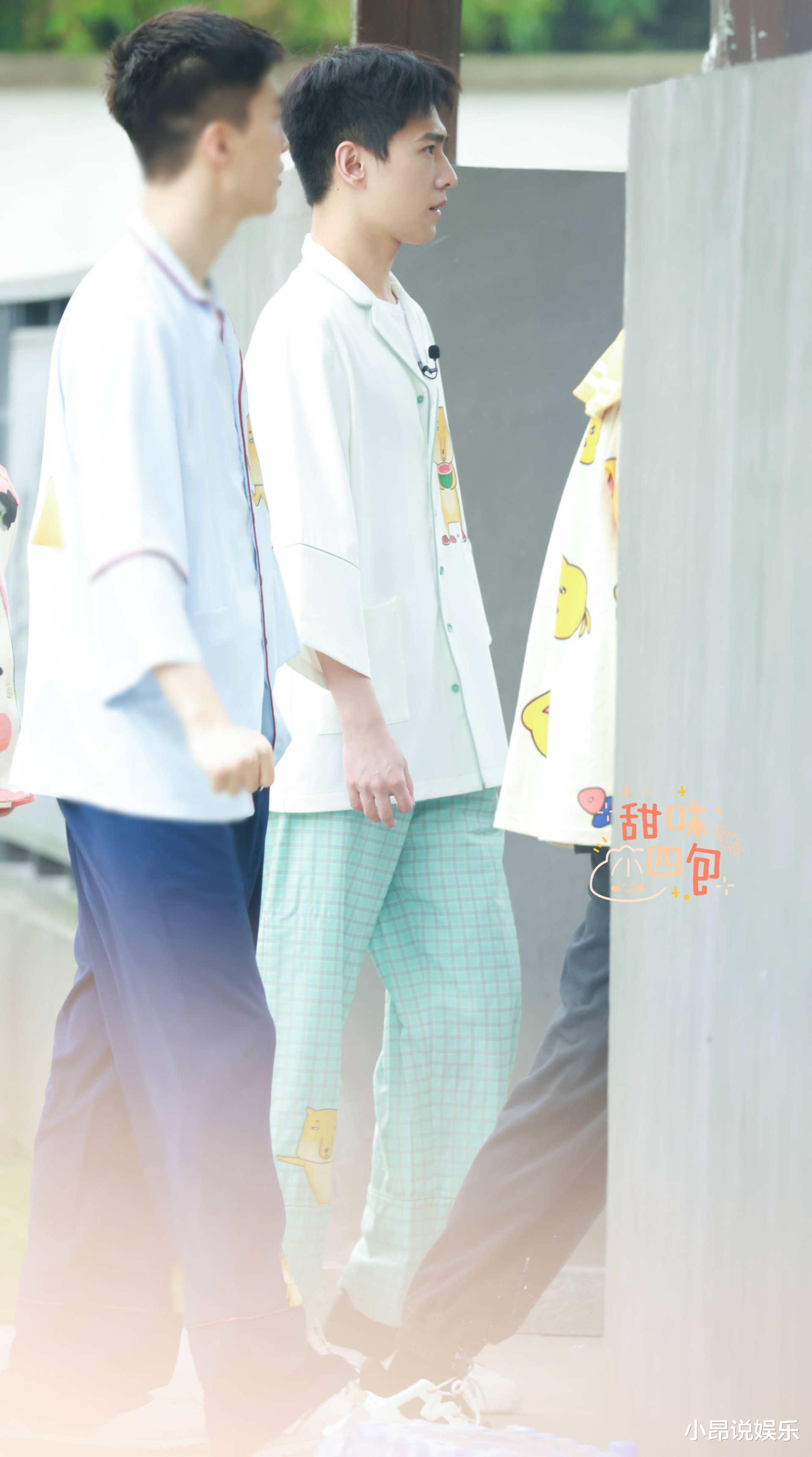 杨洋|杨洋录制节目被拍路透，化身服务员乖巧上菜，惹得全网梦回于途