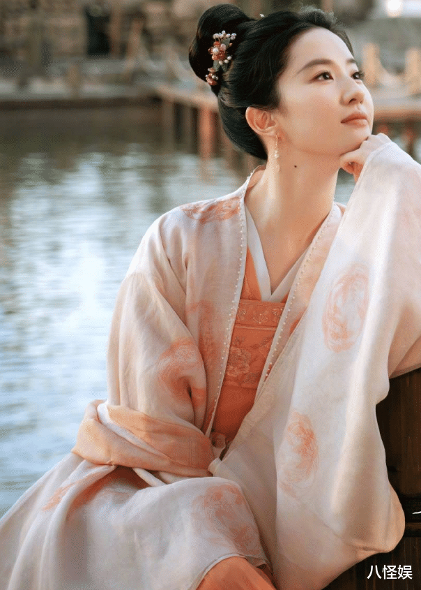 周深|刘亦菲逛奢侈品被偶遇，两个保镖两个助理相随，素颜皮肤又白又亮