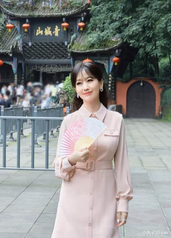 赵雅芝|赵雅芝真是保养天花板，同框贾乃亮完全不显老，完全看不出68岁