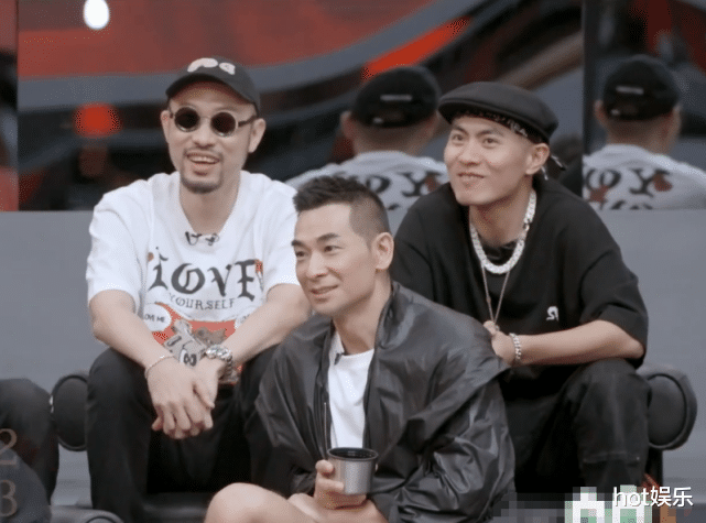 赵文卓|唱跳垫底，表情严肃，与节目格格不入，赵文卓靠什么圈粉？