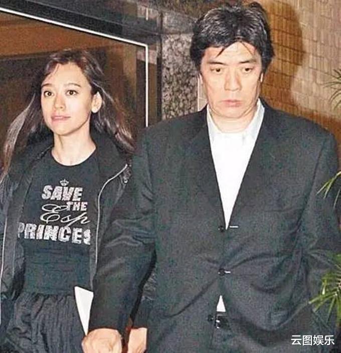 钱小豪|钱小豪前妻与儿子出席活动，51岁身材仍出众，罕谈大20岁富豪老公