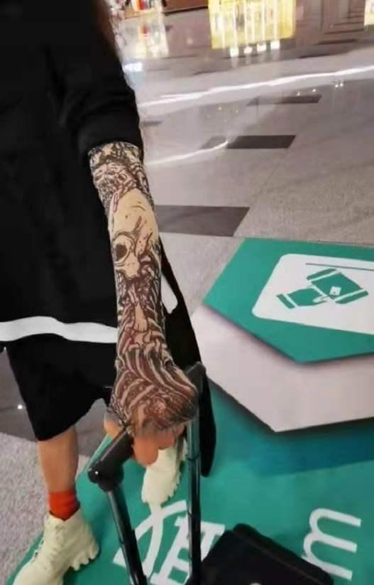 缘来妈咪|杨丽萍近况曝光,63岁漫画腿太抢眼,时髦装扮引发网友热议