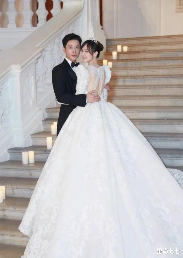 魏晨|魏晨婚礼现场照来了，新娘穿大露背婚纱美得优雅，伴郎伴娘团曝光