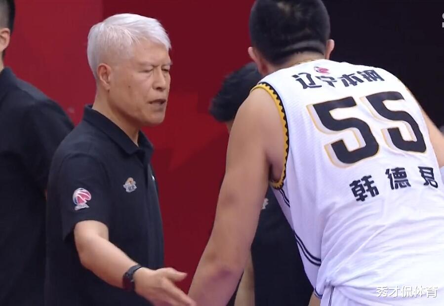 韩德君|罚球6中1，韩德君趴在广告板上自责！蒋兴权却轻描淡写体现了价值