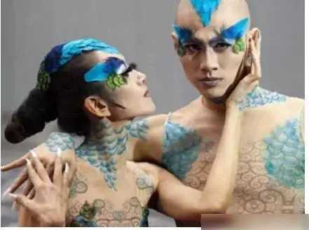 杨丽萍|杨丽萍与男徒弟跳孔雀舞，过于投入肢体接触太亲密，让观众难为情