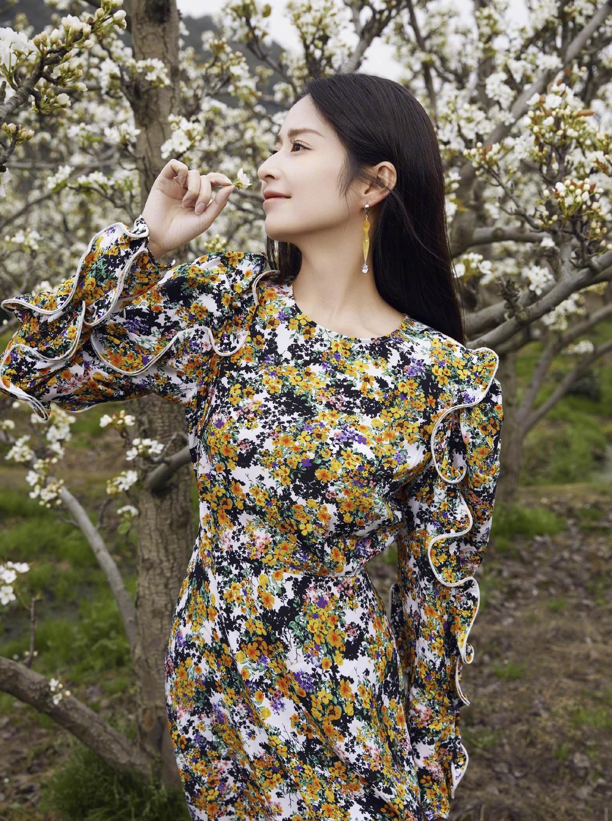 何有强|颖儿终于高调美一回，穿白色吊带礼服华丽高级，气质都升华了