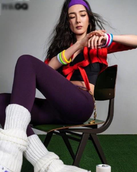 杨幂|杨幂穿内衣登上男刊封面，大长腿又白又细，散发十足的女性气息