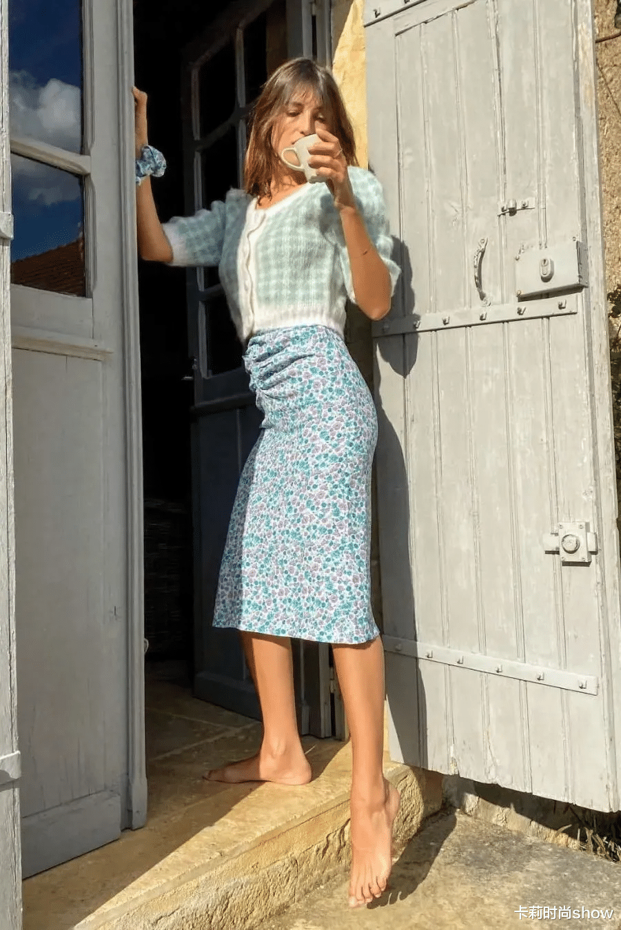 卡莉时尚show “奶奶衫”复古回潮，配上裙子优雅又浪漫，秋天没它怎么行？